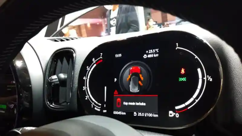 Foto - MINI Lakukan Facelift Pada Countryman Dengan Sentuhan Hitam.