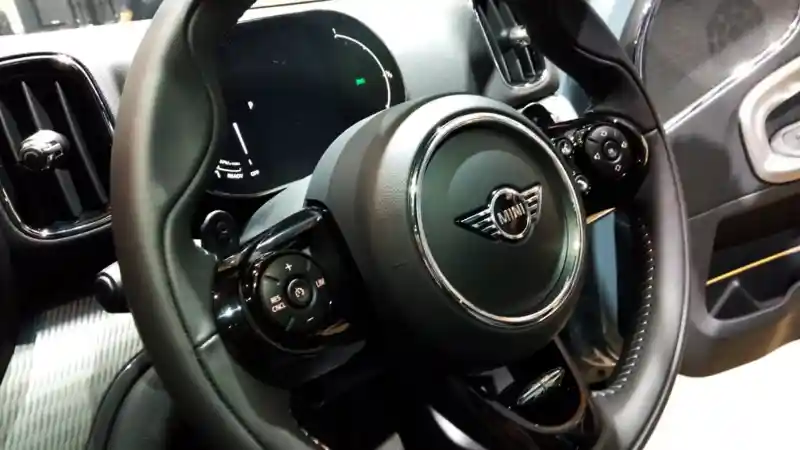 Foto - MINI Lakukan Facelift Pada Countryman Dengan Sentuhan Hitam.