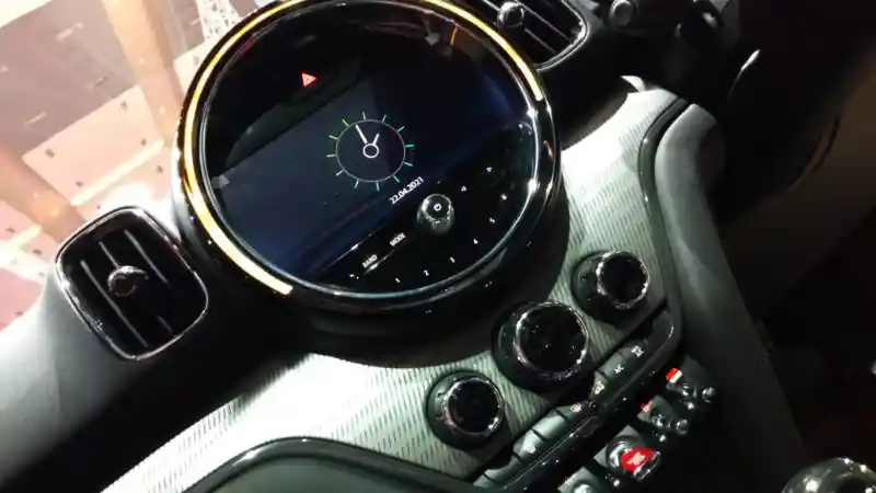 Foto - MINI Lakukan Facelift Pada Countryman Dengan Sentuhan Hitam.