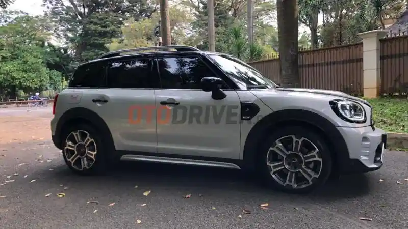 Tips - Parkir Lama Karena PPKM? Perhatikan Sudut Kemiringan Mobil Anda Terparkir!