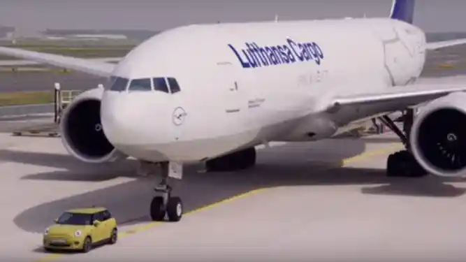 Berita - VIDEO: MINI Cooper Bermesin Listrik Bisa Derek Boeing 777?