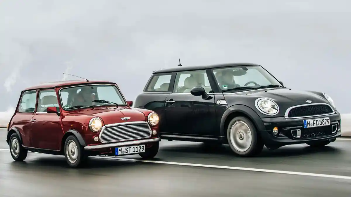 Foto - 11 Mobil Klasik Bersebelahan Dengan Model Terbarunya