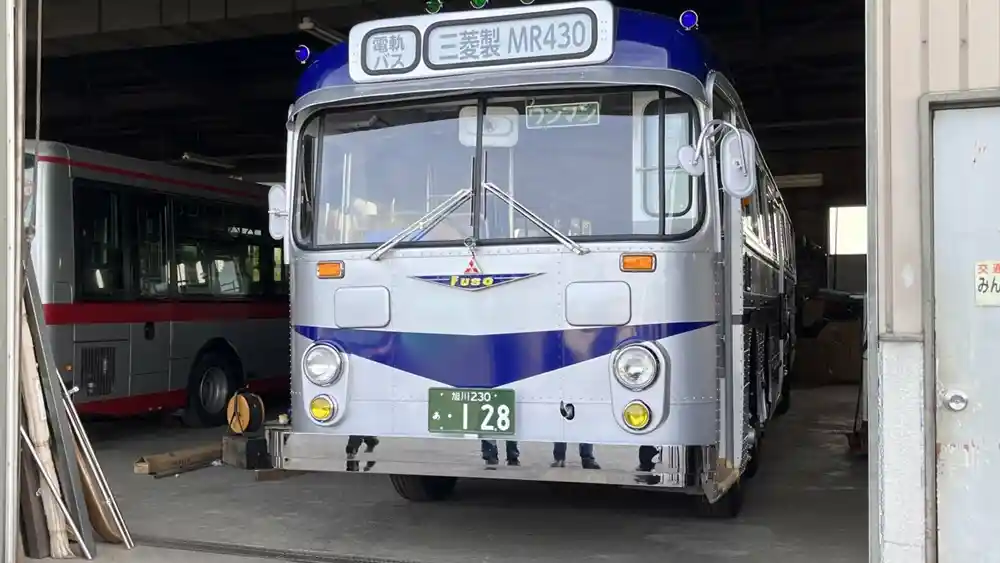 Foto - Fuso MR430: Pelopor Bus Tronton Mitsubishi