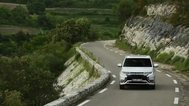 Foto - Mitsubishi Outlander PHEV Bersinar di Era Mobil Listrik Eropa