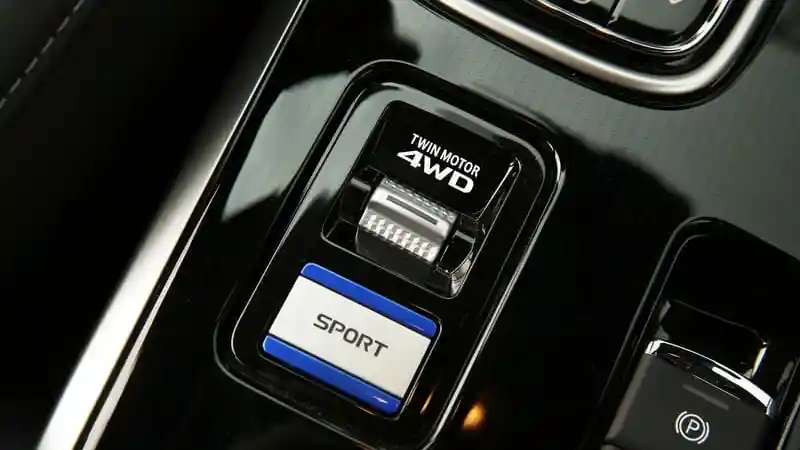 Foto - FIRST DRIVE: Mitsubishi Outlander PHEV 2018 Versi Prancis