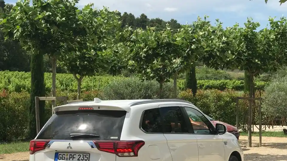 Foto - Mitsubishi Outlander PHEV Bersinar di Era Mobil Listrik Eropa