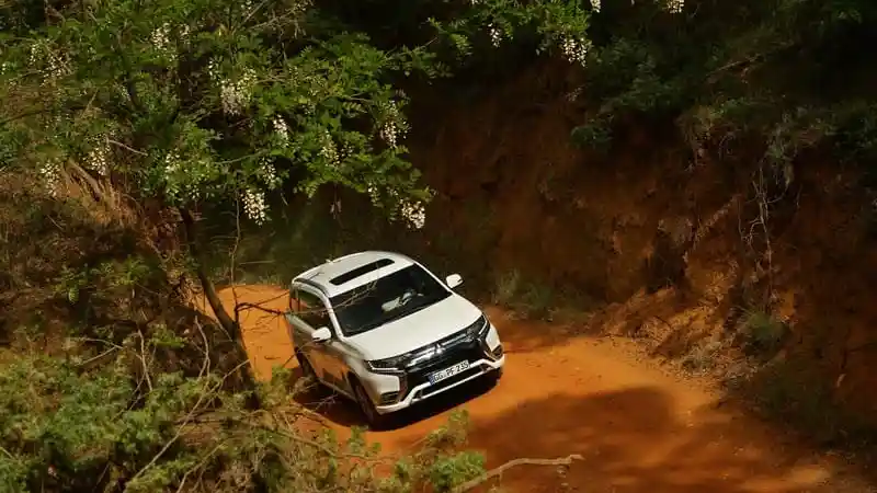 Foto - FIRST DRIVE: Mitsubishi Outlander PHEV 2018 Versi Prancis