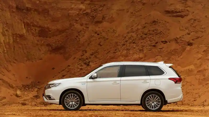 Foto - FIRST DRIVE: Mitsubishi Outlander PHEV 2018 Versi Prancis