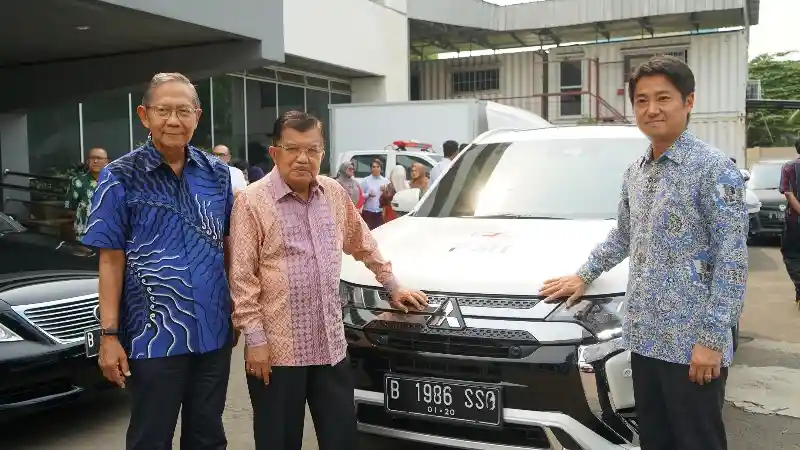 Foto - Outlander PHEV dan Bencana Alam