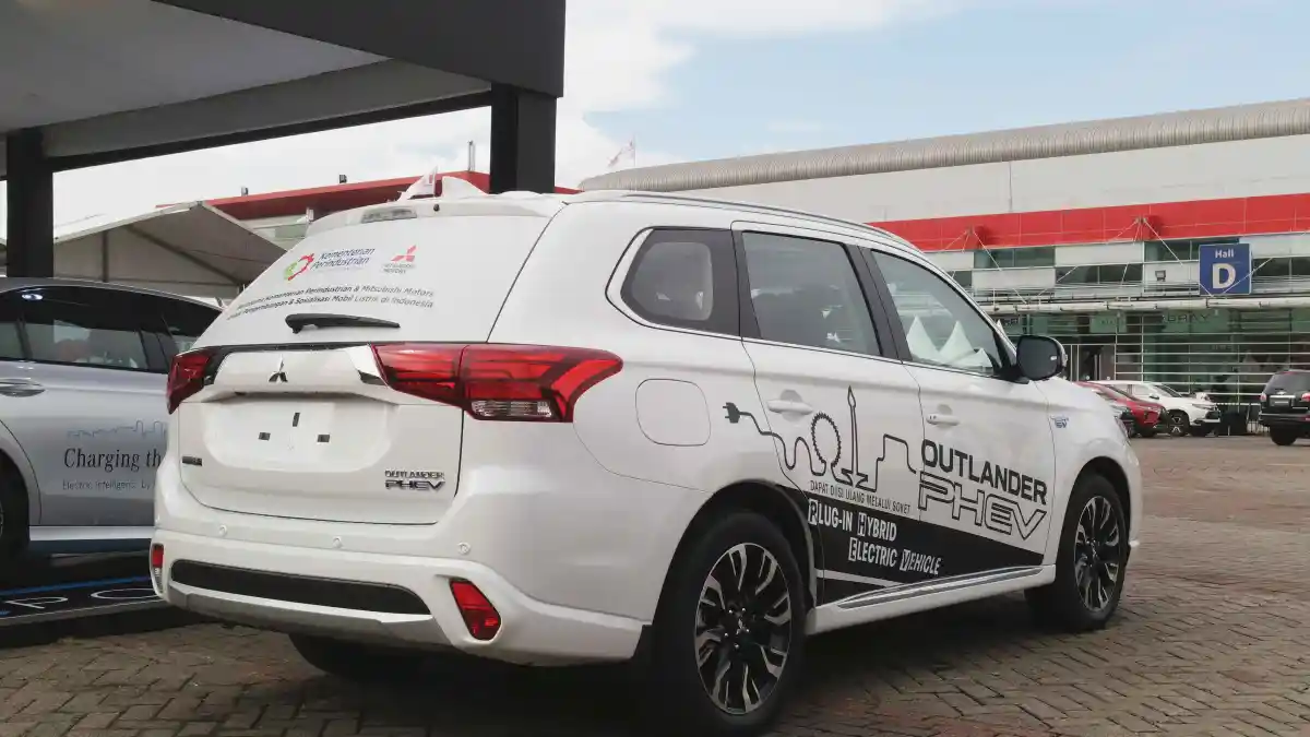 Foto - Kupas Tuntas Mesin Mitsubishi Outlander PHEV yang Bisa Suplai Listrik Rumah