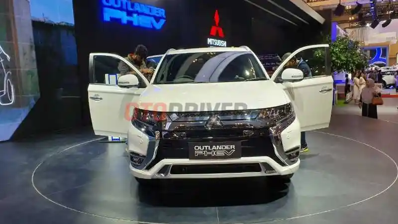 Berita - Outlander PHEV Harganya Selangit Karena Hal ini