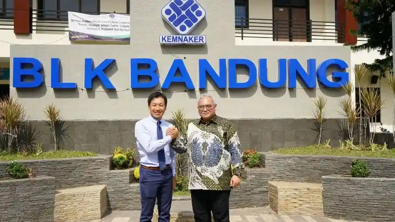 Foto - Mitsubishi Donasi Pajero Sport ke Balai Latihan Kerja