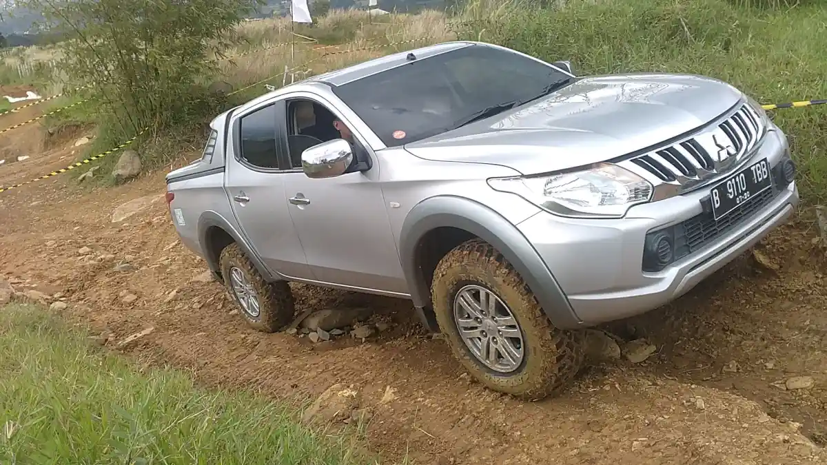 Tips - TIPS: Menanjak Dengan Mobil 4WD Secara Aman di Jalanan Licin