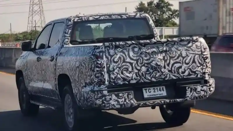 Foto - Mitsubishi Triton Generasi Mendatang Bersaudara Dengan Nissan Navara