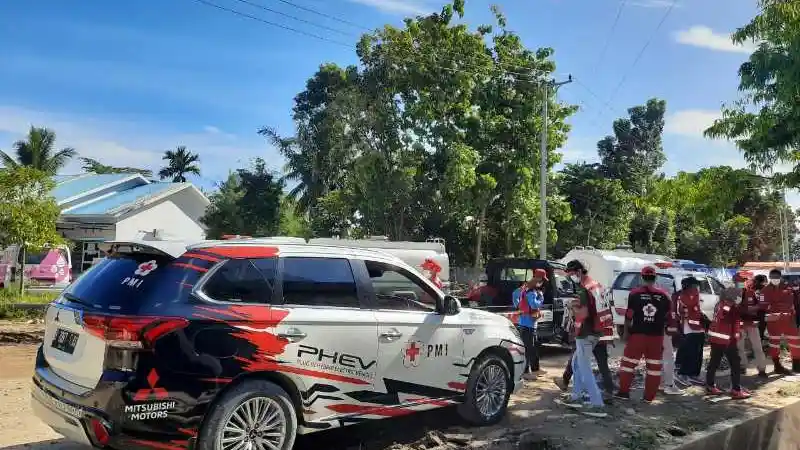 Foto - Mitsubishi Andalkan Triton Untuk Bantu Evakuasi Bencana di Sulawesi Barat
