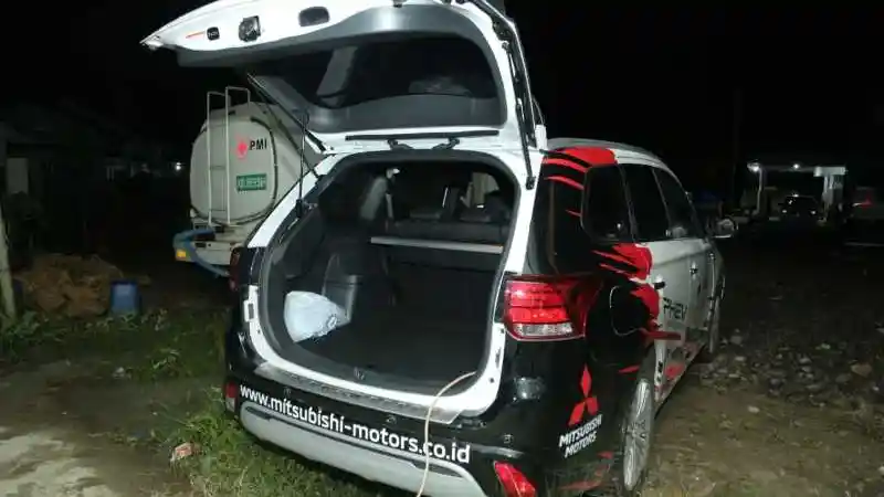 Foto - Mitsubishi Andalkan Triton Untuk Bantu Evakuasi Bencana di Sulawesi Barat