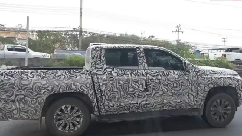 Foto - SPY SHOT: Mitsubishi Triton Generasi Terbaru