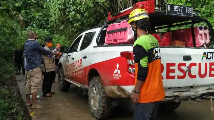 Foto - Mitsubishi Andalkan Triton Untuk Bantu Evakuasi Bencana di Sulawesi Barat