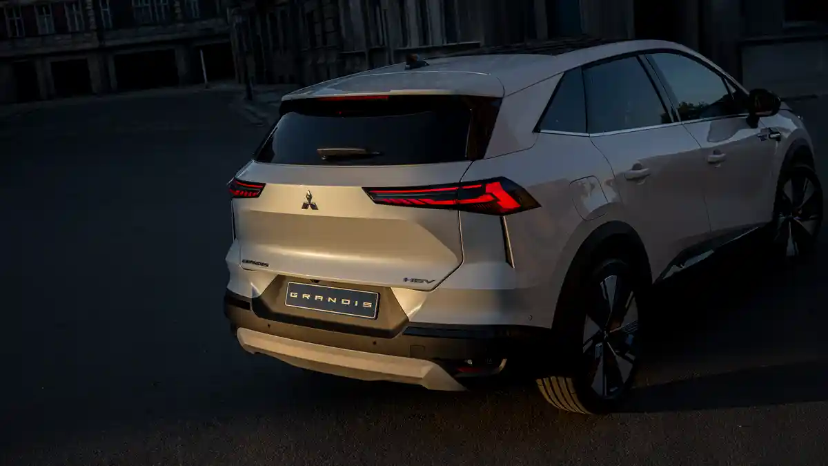Foto - Mitsubishi Hadirkan Kembali Grandis, Kini Jadi Sebuah SUV