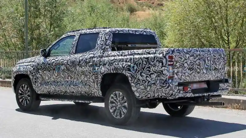 Foto - SPY SHOT: Mitsubishi Triton Generasi Terbaru