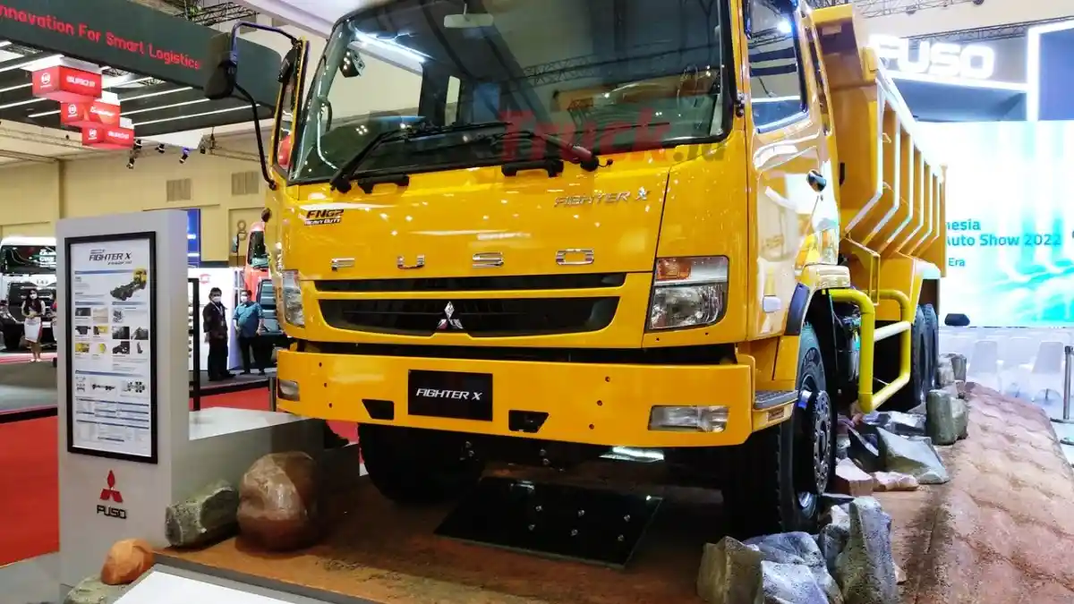 Foto - Mitsubishi Fuso Hibahkan Truk Untuk SMK Di Bali