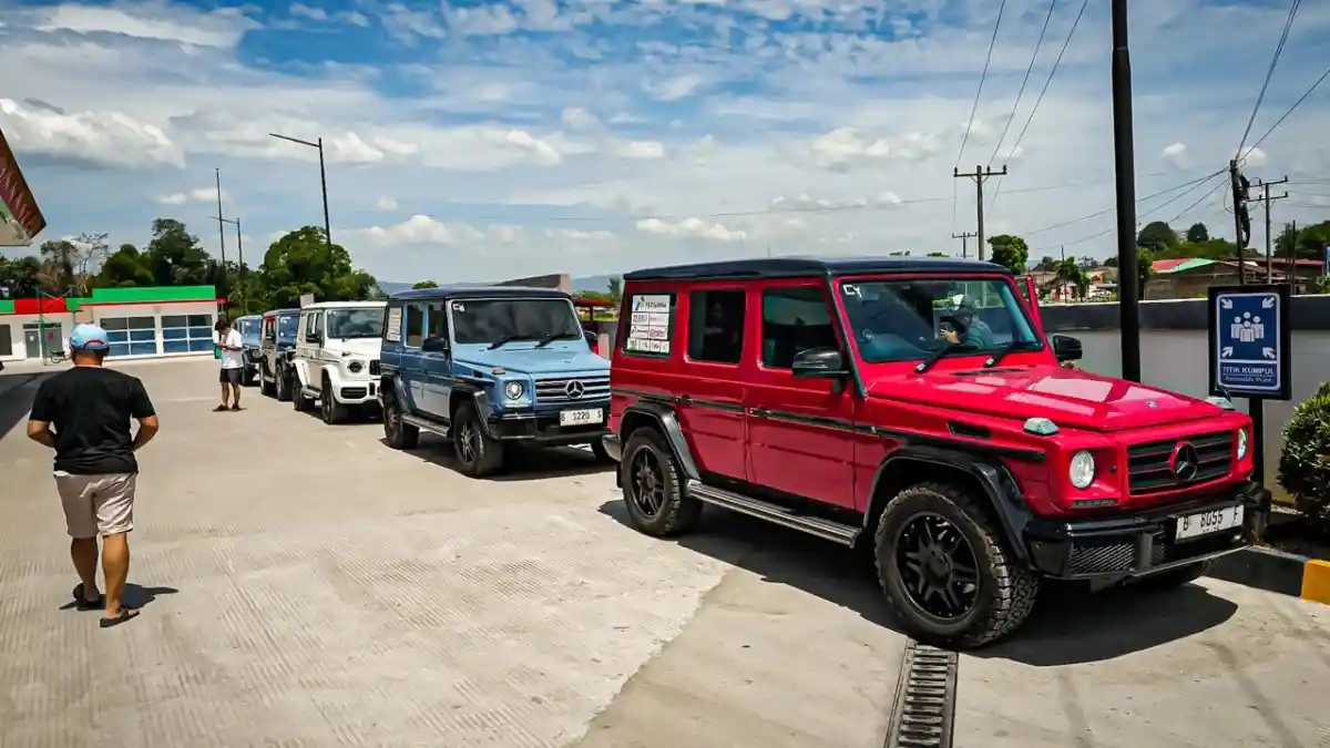 Foto - Puluhan Mercedes-Benz Jip Lakukan Touring Ratusan KM Demi Misi Kemanusiaan