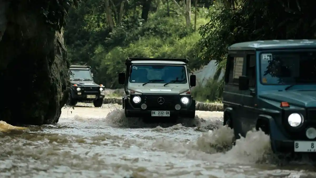 Foto - Puluhan Mercedes-Benz Jip Lakukan Touring Ratusan KM Demi Misi Kemanusiaan