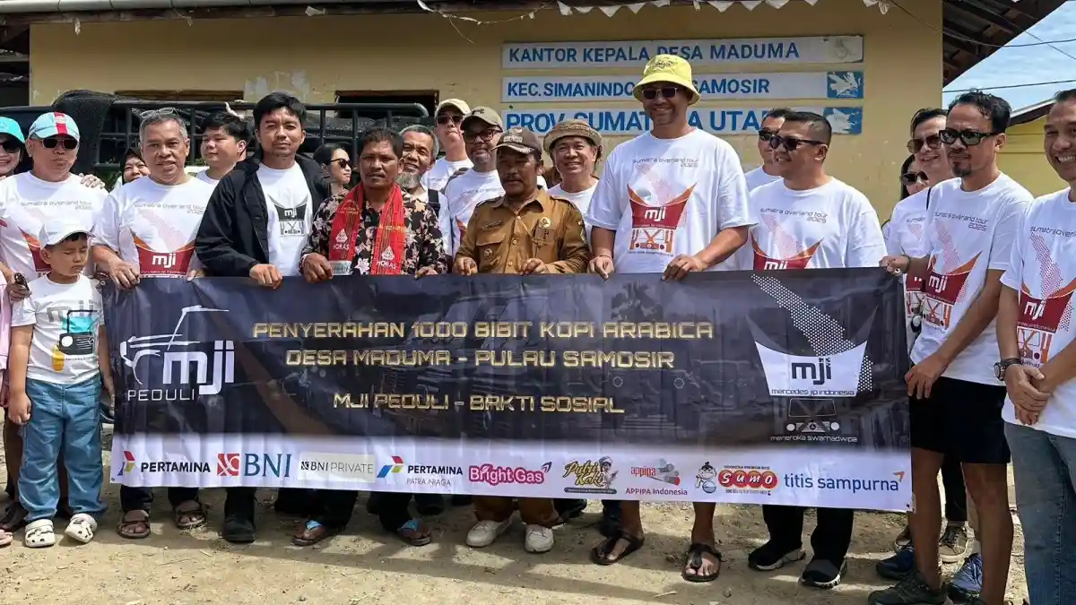 Foto - Puluhan Mercedes-Benz Jip Lakukan Touring Ratusan KM Demi Misi Kemanusiaan