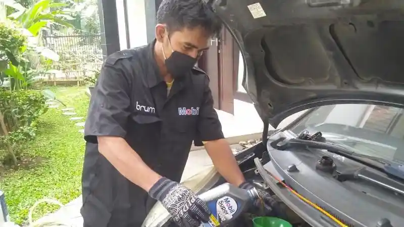 Foto - Jelang Libur Akhir Tahun, Mobil Oil dan Garasi.id Gelar Layanan Servis Di Rumah.
