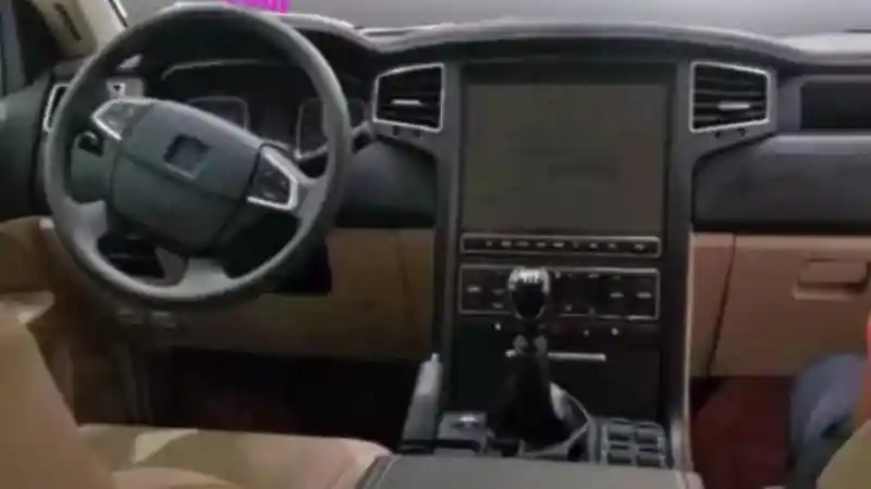 Foto - Mobil Tiongkok Mirip Land Cruiser Usung Mesin V8