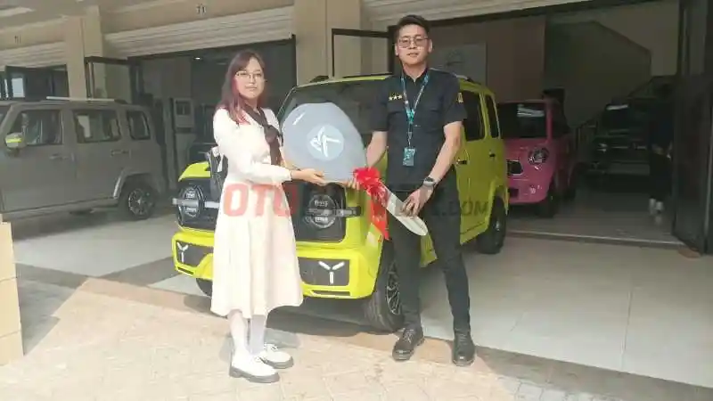 Mobil Listrik - Importir 'Kurnia Motors' Serah Terima Tiga Unit Mobil Listrik ke Konsumen 