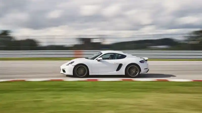 Foto - 5 Mobil Sport yang Masih Bertransmisi Manual