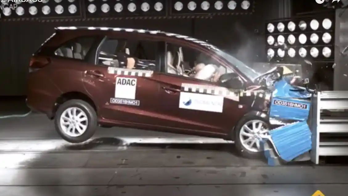 Foto - Hasil Lengkap Crash Test LMPV