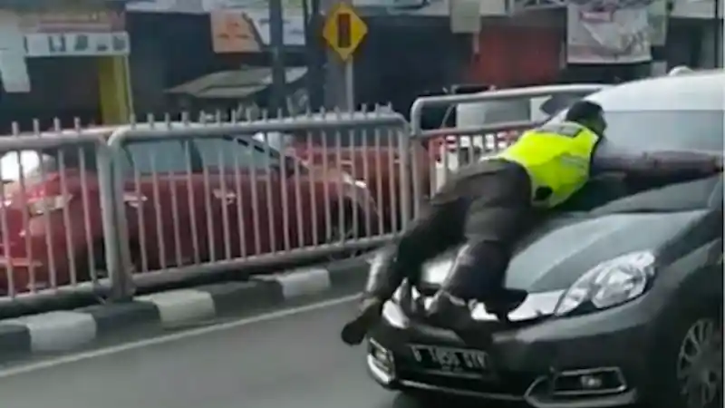 Berita - Kronologi Polisi "Hinggap" di Kap Mesin Mobilio yang Kabur