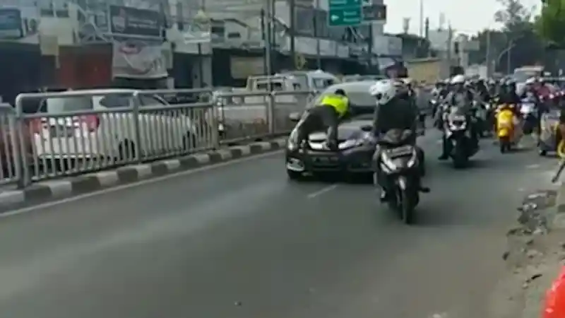 Foto - Kronologi Polisi "Hinggap" di Kap Mesin Mobilio yang Kabur