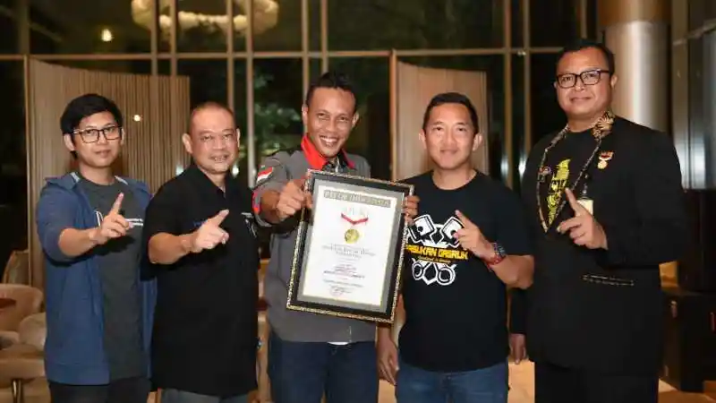 Foto - Komunitas Mobilio Pecahkan Rekor MURI Uji Emisi Terbanyak