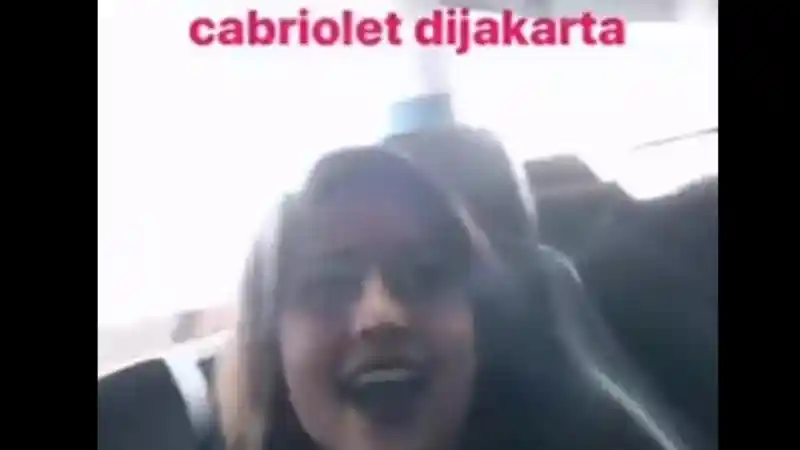 Foto - Awkarin Tutup Instagram? Ini Kenangannya Dengan E-Class Cabriolet