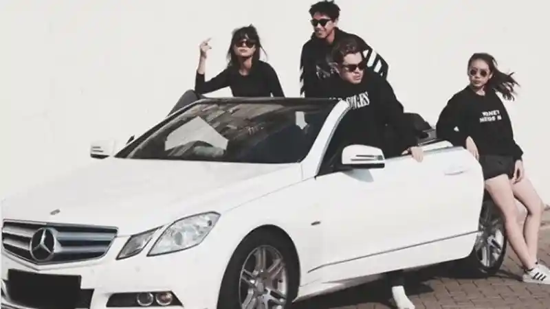 Foto - Awkarin Tutup Instagram? Ini Kenangannya Dengan E-Class Cabriolet