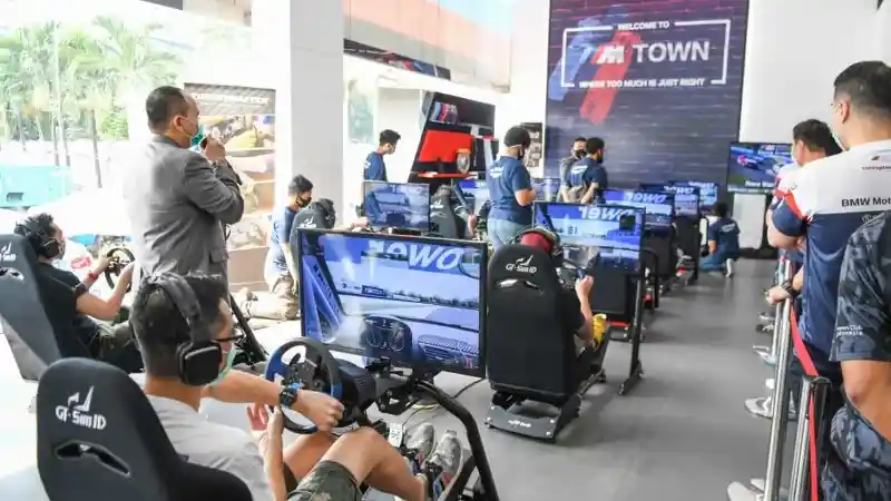Foto - Serunya Balap Virtual BMW M Owners Club Indonesia