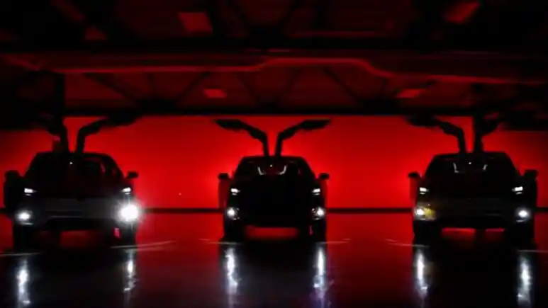Foto - Fitur Tersembunyi Tesla Model X Bisa Membuat Mobil Menari