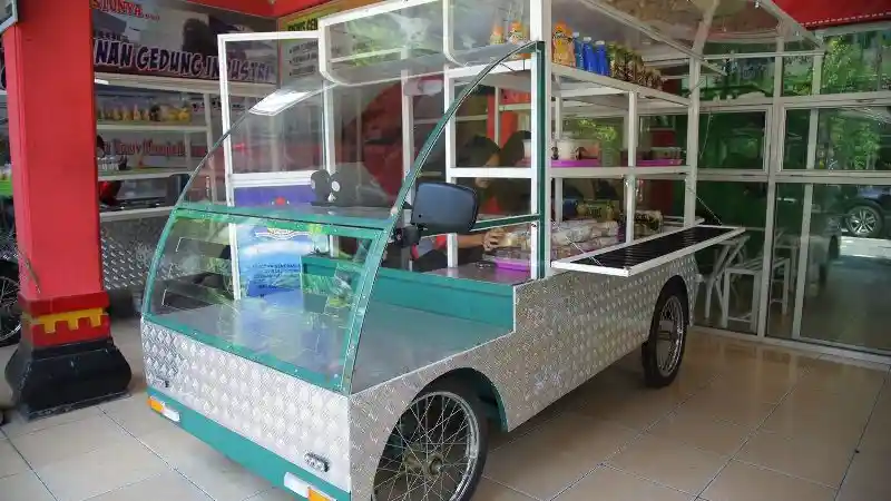Foto - Mobil Listrik di Madiun Dipakai Buat Jual Pecel