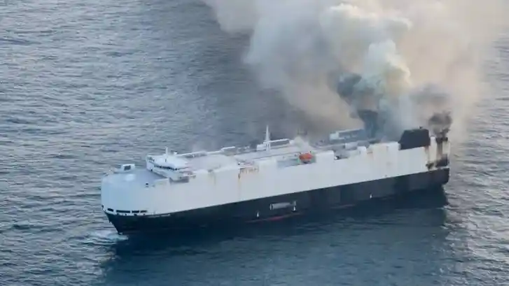 Mobil Listrik - Kapal Pengangkut Mobil Terbakar, Penyebabnya EV Dari China