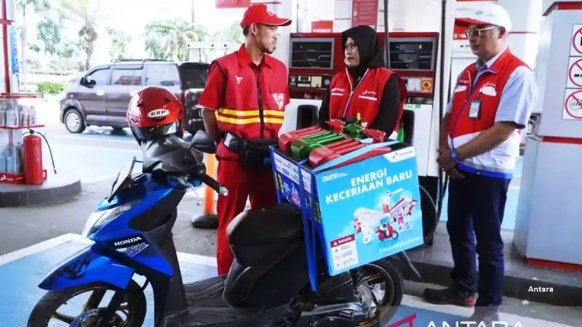 Foto - Harga BBM Pertamina Serentak Turun, Dari Rp 400-700