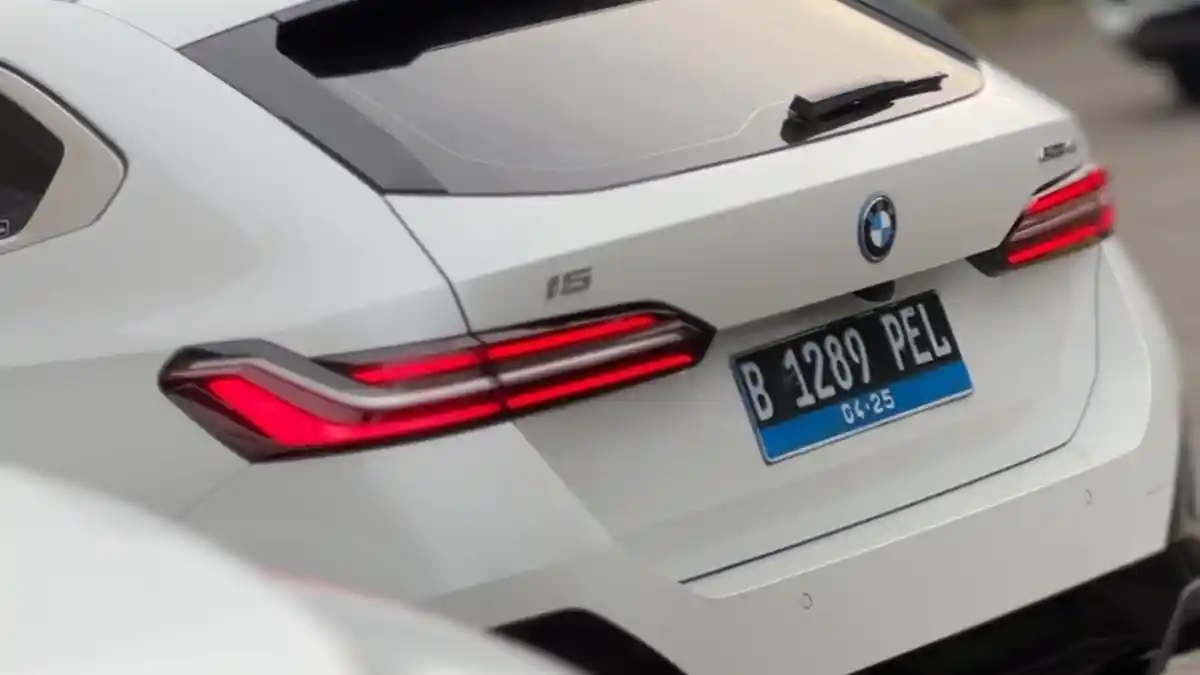 Foto - Ini Alasan Fitra Eri Memilih BMW i5 eDrive40 Dalam Mudik In Style 2025
