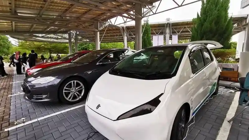 Foto - Malaysia Rupanya Telah Garap Mobil Listrik Ini. Mirip Honda Jazz!