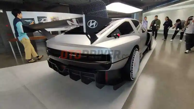 Foto - Hyundai N Vision 74 Penuh Kontroversional, Dirumorkan Akan Diproduksi Terbatas 100 Unit Saja.