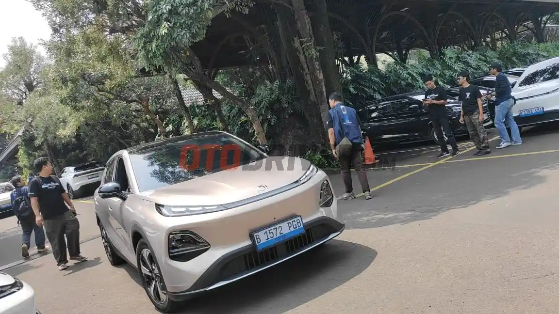 Foto - Changan Tegaskan Mobil Listrik Nevo Q05 Bisa Parkir Paralel, Ini Caranya