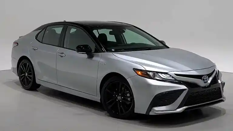 Berita - Makin Menarik, Camry Hybrid Fitur Bertambah, Harga Dipangkas