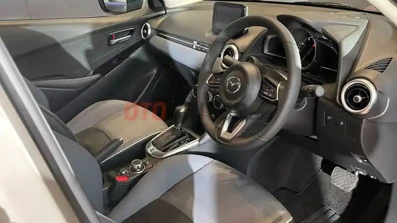 Foto - Tes Lengkap: Mazda 2 Sedan 2022