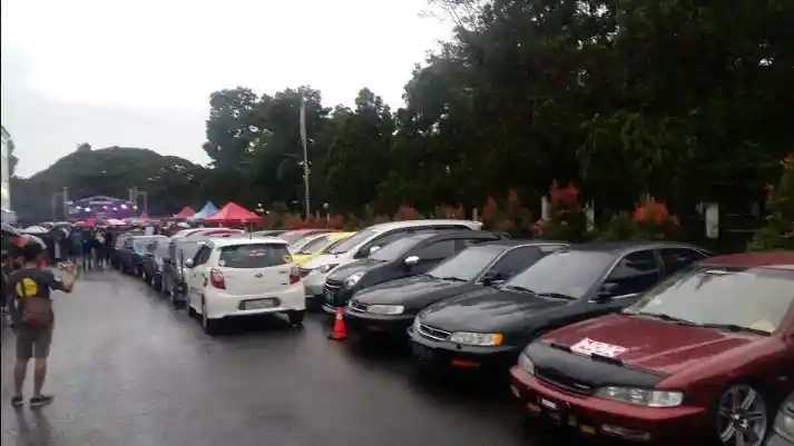 Foto - Seru! Busi NGK Persatukan Beragam Komunitas Mobil Bandung